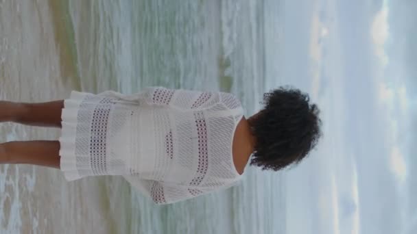 Een Vrouw Die Denkt Aan Een Verticaal Schot Het Strand — Stockvideo