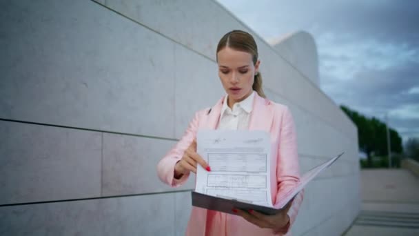 Businesswoman Walking Checking Documents Folder Close Glamorous Lady Boss Reading — Stock Video