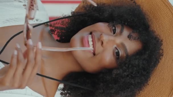Pionowy Strzał Uśmiechnięta Dziewczyna Umieścić Okulary Plażowe Zbliżenie Szczęśliwa Atrakcyjna — Wideo stockowe