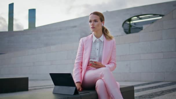 Bizneswoman Studiuje Online Siedzi Ławce Miejskiej Tabletem Pewna Siebie Menedżerka — Wideo stockowe