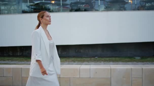 Framgångsrik Affärskvinna Promenader Urban Gata Vit Kostym Elegant Lycklig Kvinna — Stockvideo