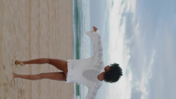 Счастливая Девушка Наслаждается Пляжем Белом Бикини Вертикально Улыбающиеся Африканские Американские — стоковое видео