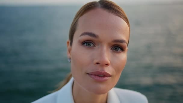Középkorú Modell Pózol Közel Nyugodt Óceán Felszínén Néz Kamera Magabiztosan — Stock videók