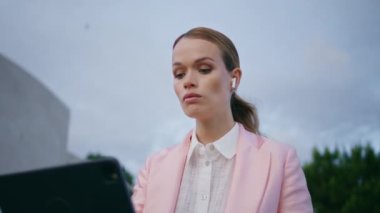 Bilgisayarlı bir konferansta konuşan bir bayan açık havada bulutlu bir gökyüzünde oturuyor. Zarif bir iş kadını bilgisayar başında iş görüşmesi yapıyor. Ciddi kadın yönetici internet toplantısında konuşuyor.