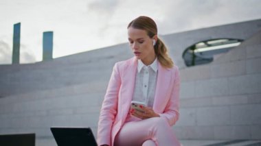Kadın avukat, şehir bankında tablet kullanarak online danışmanlık yapıyor. Açık havada kulaklıkla video pazarlığında konuşan kendine güvenen bir iş kadını. Başarılı kadın CEO internet üzerinden müşterilerle konuşuyor..
