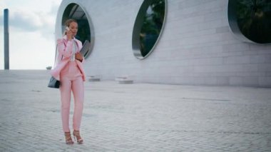 Şık bir yönetici cep telefonuyla konuşuyor. Güzel bir şehir merkezinde yürüyor. Akıllı telefonda konuşan şık bir iş kadını belge klasörüyle iş toplantısına gidiyor. Zeki bayan patron iş görüşmeleri yapıyor..