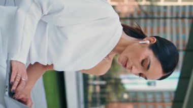 İşletme müdürü, müşteriyle birlikte, sokak ortasında kablosuz kulaklıkla konuşuyor. Zengin iş kadını dizüstü bilgisayar ekranında oturuyor. Şirket işlerini uzaktan çözen zarif bir kadın..