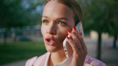 Akıllı telefondan danışmanlık yapan bir işletmeci açık havada duruyor. Sunny Caddesi 'nde müşterileri cep telefonuyla arayan çekici, kendine güvenen bir kadının portresi. Cep telefonuyla konuşan zarif, güler yüzlü bayan..