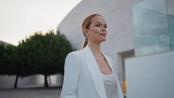 Jolie Dame Marchant Quartier Urbain Moderne Portant Costume Blanc Luxueux — Video