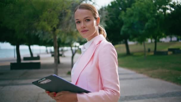 Zbliżenie Szczęśliwy Bizneswoman Pozowanie Zielonym Parku Miejskim Folderu Dokumentów Bogata — Wideo stockowe