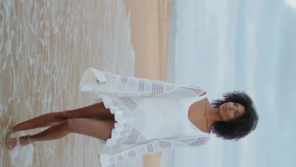 梦想中的女人沿着海岸线垂直行走 多愁善感的卷曲女孩一个人去沙滩 忧心忡忡的非洲裔美国人在海上纵观个人问题 孤独危机概念 — 图库视频影像