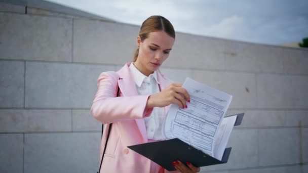 Elegant Ceo Reading Report Street Wearing Stylish Suit Close Beautiful — Stock Video