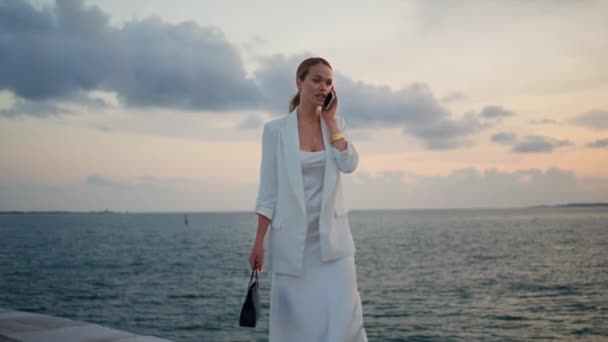 Elegante Dame Roept Bij Zonsondergang Hemel Luxe Witte Kleren Ontspannen — Stockvideo