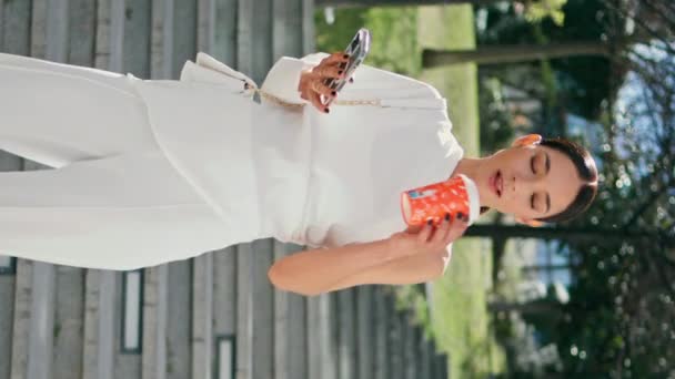 Wspaniała Menadżer Pije Kawę Schodach Patrząc Pionowo Ekran Telefonu Elegancka — Wideo stockowe