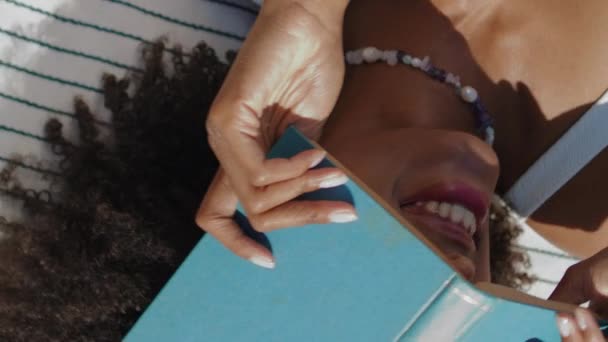 Chica Escondiendo Libro Cara Descansando Primer Plano Playa Vídeo Vertical — Vídeo de stock
