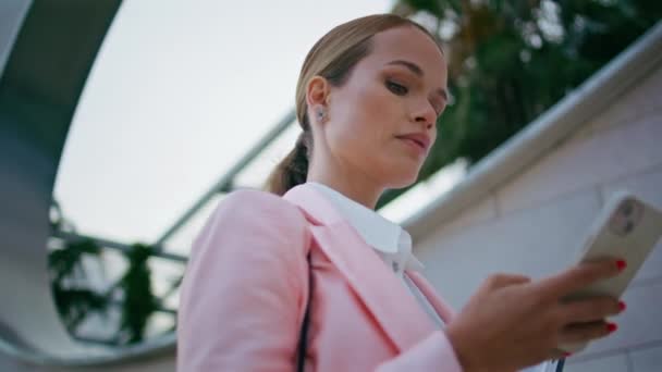 Woman Answering Message Looking Smartphone Screen Closeup Attractive Elegant Businesswoman — Stock Video