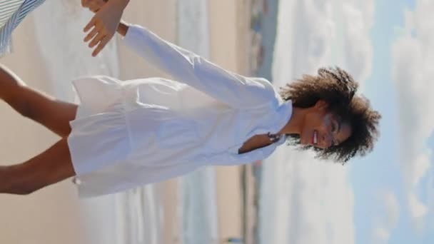 Radostný Lesbický Pár Chůze Moře Pobřeží Vertikální Video Šťastné Dívky — Stock video
