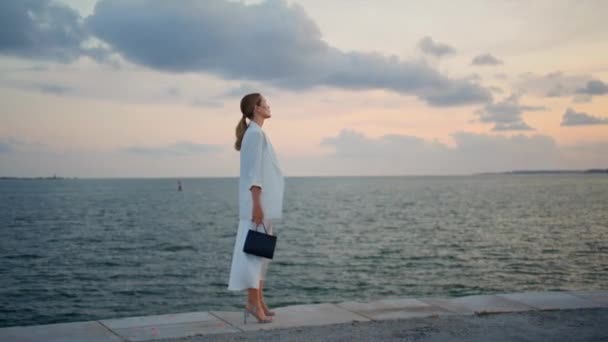 Luksusowa Bizneswoman Patrząc Morze Stoi Nabrzeżu Asfaltu Spokojny Wieczór Wspaniała — Wideo stockowe
