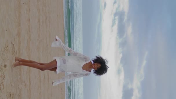 Улыбающаяся Женщина Бегает Океанскому Пляжу Вертикально Веселая Черноволосая Девушка Танцует — стоковое видео