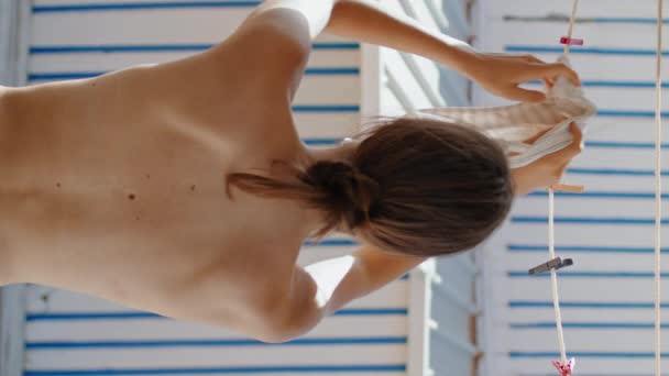 Muchacha Playa Colgar Sujetador Bikini Secadora Vista Vertical Mujer Despreocupada — Vídeos de Stock