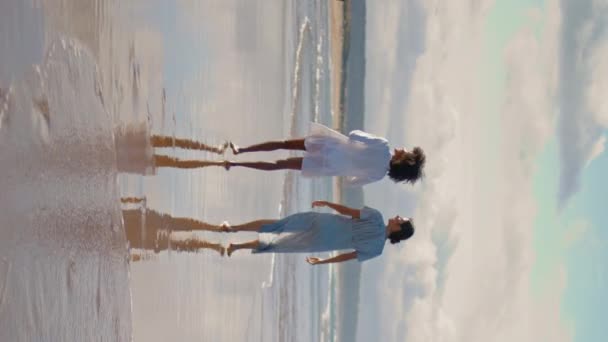 Vista Verticale Coppia Lesbica Piedi Spiaggia Estate Migliori Amici Riposano — Video Stock