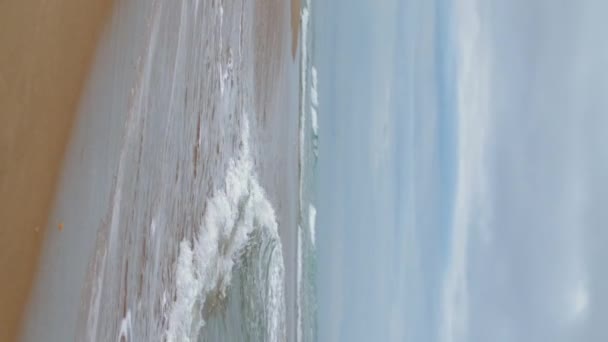 Fale Myjące Brzeg Oceanu Ponury Dzień Widok Pionowy Spokojny Zen — Wideo stockowe