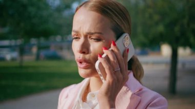 Güneşli şehir sokağını kapatan cep telefonundan endişeleniyor. Zeki telefon ile konuşan çekici, zarif iş kadını problemleri uzaktan çözüyor. Kendine güvenen bayan patron, ortakları dışarı çağırıyor..