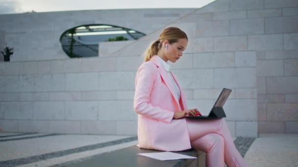Beautiful Woman Freelancer Writing Email Laptop Sitting Bench Modern Street — Stock Video