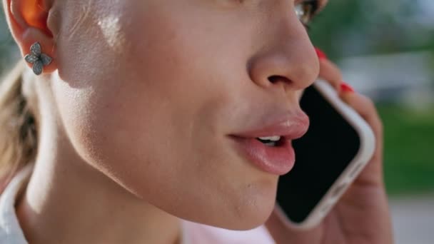 Closeup Ansigt Kvinde Ringer Med Smartphone Gaden Alvorlig Attraktiv Forretningskvinde – Stock-video