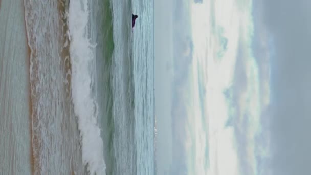 Серфер Плавает Океанских Волнах Пасмурный День Роллинг Морской Воды Брызгает — стоковое видео