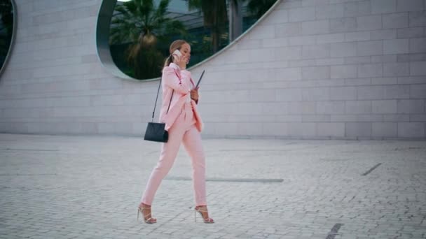 Linda Senhora Chefe Chamando Andando Rua Paralelepípedo Terno Rosa Elegante — Vídeo de Stock