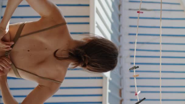 Chica Topless Quitándose Sujetador Bikini Casa Verticalmente Mujer Delgada Colgar — Vídeo de stock