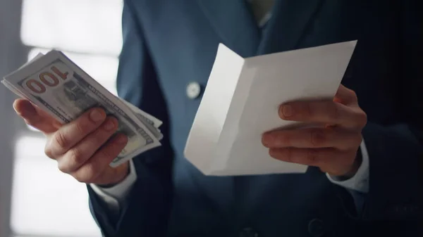 Άνθρωπος Βάζει Εκατοντάδες Δολάρια Χάρτινο Φάκελο Κοντά Άγνωστος Επιχειρηματίας Που — Φωτογραφία Αρχείου