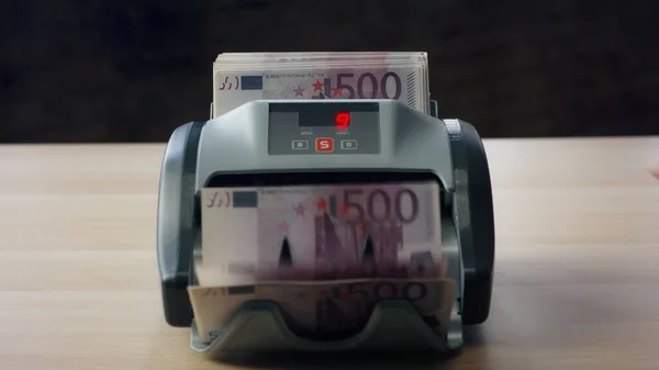 Banconote Euro Contando Tavolo Piedi Macchina Elettronica Vicino Man Mano — Foto Stock