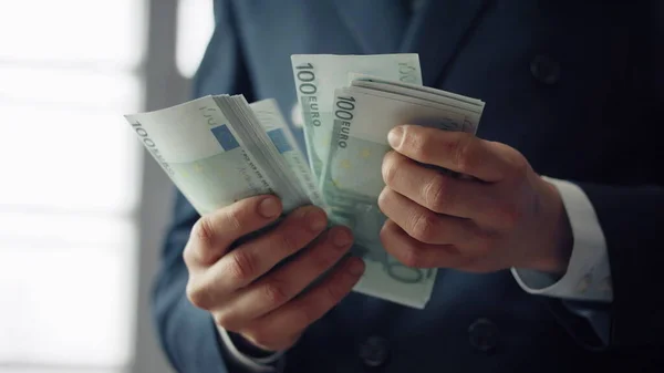 Dłonie Finansisty Trzymające Monetę Europejską Nominale 100 Euro Bliska Nieznany — Zdjęcie stockowe