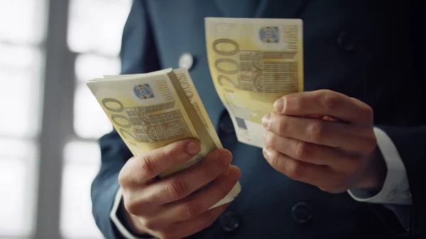 Pakuj Banknoty Euro Liczone Przez Nieznanego Biznesmena Bliska Męskie Ręce — Zdjęcie stockowe