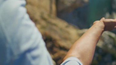 Ocean cliff 'te yoga pozisyonu alın. Kimliği belirsiz bir adam güneş ışığı dikey görüşünde Asana 'ya meditasyon yapıyor. Farkındalık dengesi.