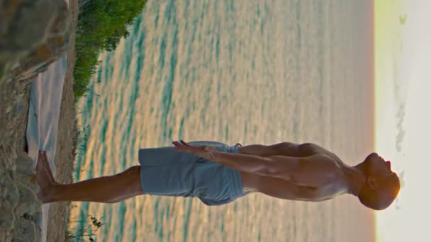 Starker Mann Praktiziert Yoga Asana Wunderschönen Sonnenuntergang Über Dem Meer — Stockvideo