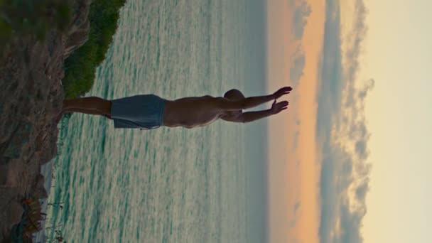 Sonnenuntergang Yogi Silhouette Training Stehend Kopf Ozean Klippe Fit Mann — Stockvideo