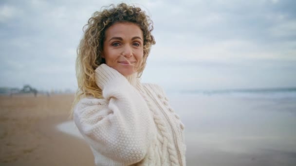 Ніжна Жінка Дивиться Камери Насолоджуючись Осіннім Морем Усміхнена Красива Жінка — стокове відео