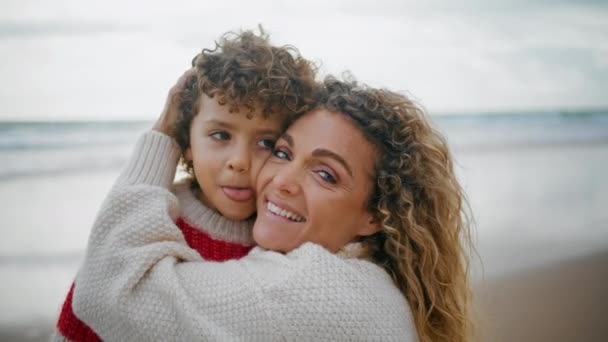 Portræt Mor Søn Sammen Hvilende Efterår Ocean Shore Munter Familie – Stock-video