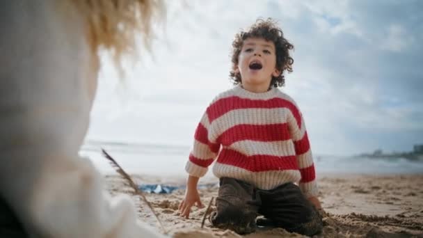 Маленький Мальчик Разговаривает Пляже Мамой Облачный День Очаровательный Ребенок Играет — стоковое видео