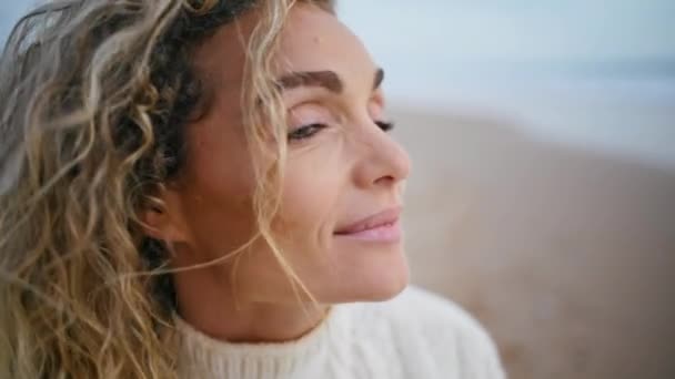 Romantische Vrouw Poseren Strand Herfst Weekend Closeup Glimlachend Krullend Model — Stockvideo