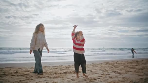 Ragazzo Carino Giocare Aquilone Con Madre Sulla Spiaggia Genitore Premuroso — Video Stock