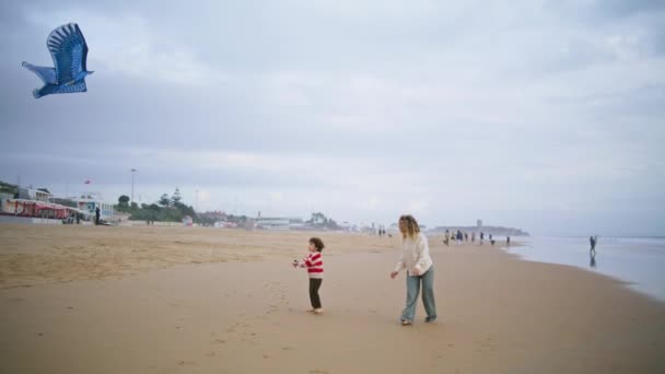 Kleine Zoon Die Vlieger Speelt Met Ouders Het Strand Vreugdevolle — Stockvideo