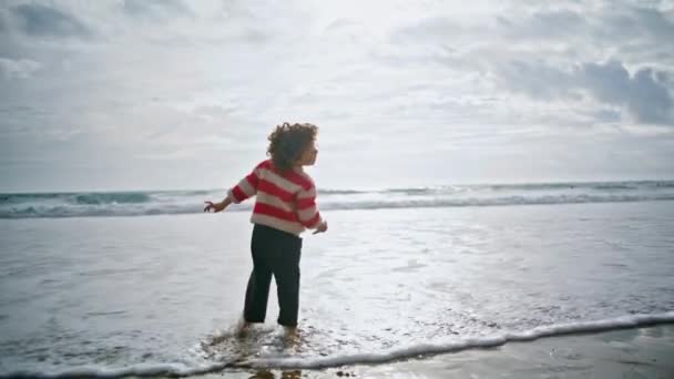 Gelukkig Kind Dat Herfstzon Oceaanwater Loopt Vreugdevolle Kind Spelen Golven — Stockvideo