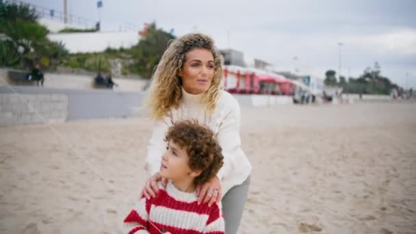 Familie Brengen Strandtijd Samen Door Herfststrand Curly Boy Lanceert Vlieger — Stockvideo