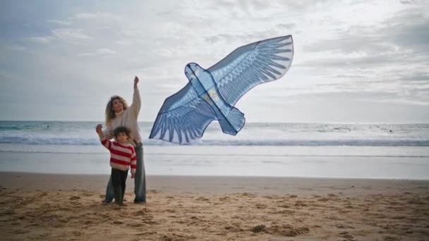 Rodzice Bawią Się Latawca Plaży Oceanu Młoda Samotna Matka Pomaga — Wideo stockowe