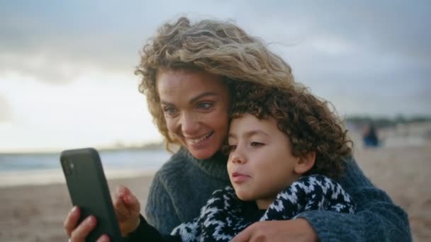 Yakın Aile Bulutlu Sahilde Selfie Çekiyor Güzel Genç Bir Anne — Stok video