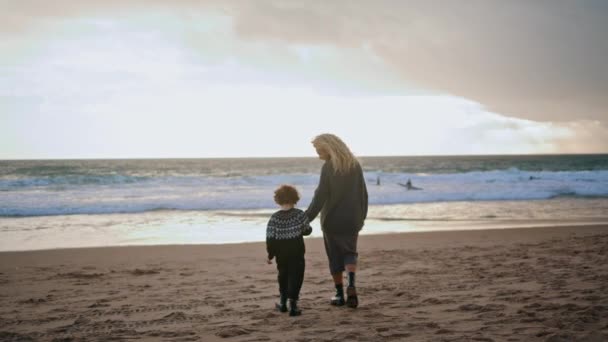 Matka Syn Spaceruje Plaży Trzymając Ręce Tyłu Widok Beztroska Rodzina — Wideo stockowe